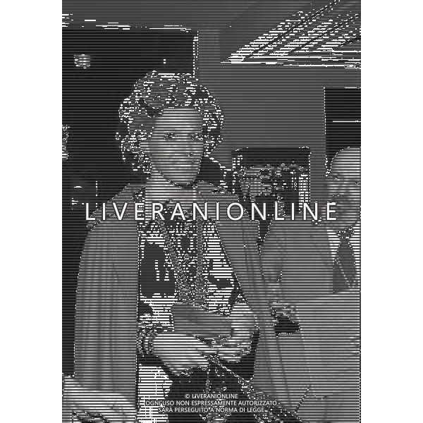 RETROSPETTIVA ORNELLA VANONI CANTANTE NELLA FOTO ORNELLA VANONI CON DANILO SABATINI NELL\'ANNO 1974 A MILANO  AG ALDO LIVERANI SAS  
