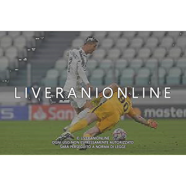 ©Falzone/Agenzia Aldo Liverani Torino 24.11.2020 Stadio Allianz Stadium Juventus vs Ferencvaros TC Champions League 2020/2021 Gruppo G Giornata 4 di 6 Nella foto : Denes Dibusz evita il gol a Cristiano Ronaldo ©Falzone/AGENZIA ALDO LIVERANI SAS