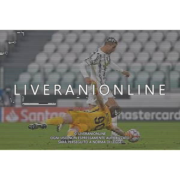 ©Falzone/Agenzia Aldo Liverani Torino 24.11.2020 Stadio Allianz Stadium Juventus vs Ferencvaros TC Champions League 2020/2021 Gruppo G Giornata 4 di 6 Nella foto : Denes Dibusz evita il gol a Cristiano Ronaldo ©Falzone/AGENZIA ALDO LIVERANI SAS