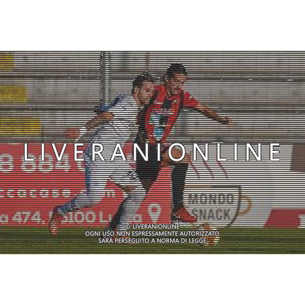 Lucchese vs Albinoleffe - Campionato di Calcio Serie C - Lega Pro 2020/2021, 25 novembre 2020 Lucca, Italia Nella foto: Francesco Gelli (Albinoleffe) supera Federico Papini (Lucchese) @LM/Fabio Fagiolini AG ALDO LIVERANI SAS