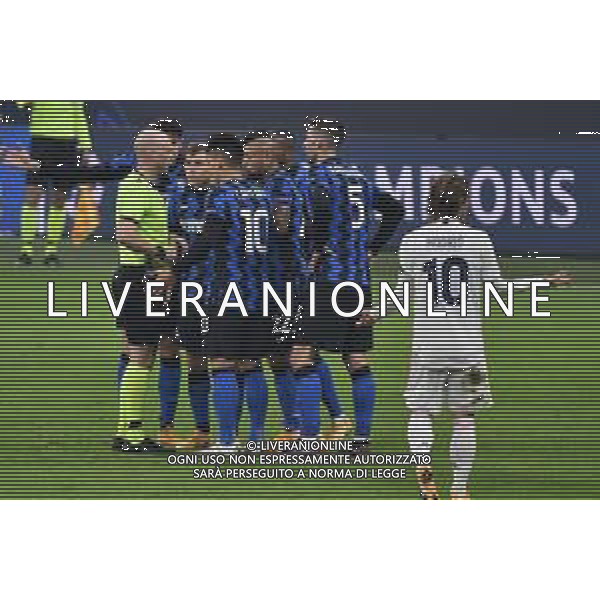 proteste Inter con l’arbitro Anthony Taylor Inter vs Real Madrid UEFA Champions League fase a gironi 4a giornata - gruppo B Milano 25-11-2020 Stadio Giuseppe Meazza - San Siro foto Roberto Garavaglia/ag.Aldo Liverani sas