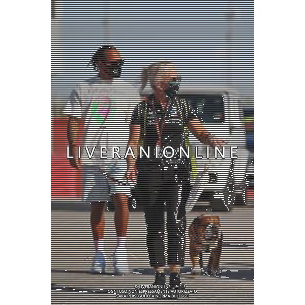 Angela Cullen (NZL) Mercedes AMG F1 Physiotherapist with Lewis Hamilton (GBR) Mercedes AMG F1. 26.11.2020. Formula 1 World Championship, Rd 15, Bahrain Grand Prix, Sakhir, Bahrain, Preparation Day. - www.xpbimages.com, EMail: requests@xpbimages.com © Copyright: Moy / XPB Images / AGENZIA ALDO LIVERANI SAS - ITALY ONLY EDITORIAL USE ONLY