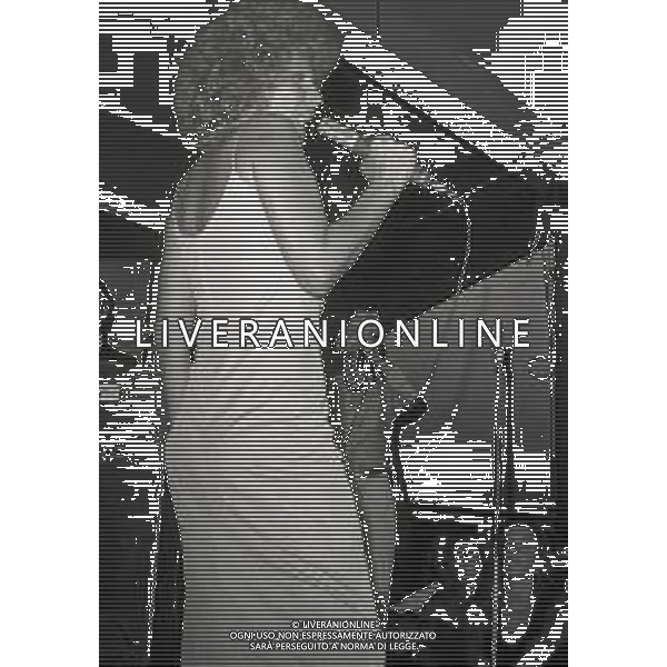 RETROSPETTIVA ORNELLA VANONI CANTANTE NELLA FOTO ORNELLA VANONI NELL\'ANNO 1974 A VIAREGGIO AG ALDO LIVERANI SAS