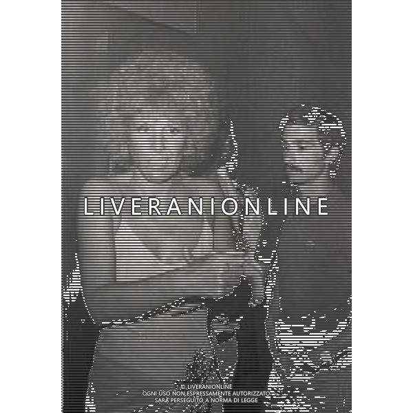 RETROSPETTIVA ORNELLA VANONI CANTANTE NELLA FOTO ORNELLA VANONI NELL\'ANNO 1974 A VIAREGGIO AG ALDO LIVERANI SAS