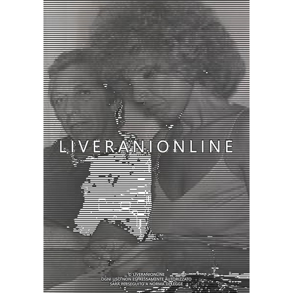 RETROSPETTIVA ORNELLA VANONI CANTANTE NELLA FOTO ORNELLA VANONI CON DANILO SABATINI NELL\'ANNO 1974 A VIAREGGIO AG ALDO LIVERANI SAS