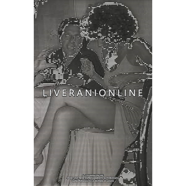 RETROSPETTIVA ORNELLA VANONI CANTANTE NELLA FOTO ORNELLA VANONI CON DANILO SABATINI NELL\'ANNO 1974 A VIAREGGIO AG ALDO LIVERANI SAS