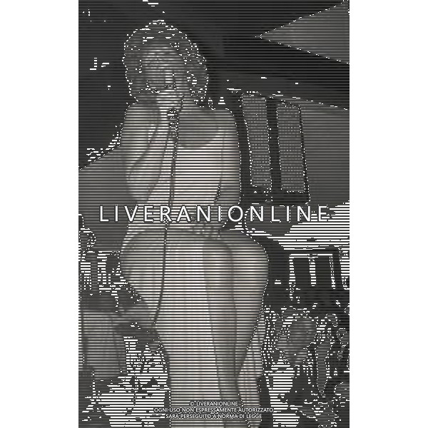 RETROSPETTIVA ORNELLA VANONI CANTANTE NELLA FOTO ORNELLA VANONI NELL\'ANNO 1974 A VIAREGGIO AG ALDO LIVERANI SAS
