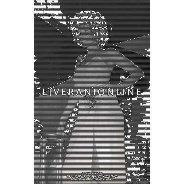 RETROSPETTIVA ORNELLA VANONI CANTANTE NELLA FOTO ORNELLA VANONI NELL\'ANNO 1974 A VIAREGGIO AG ALDO LIVERANI SAS