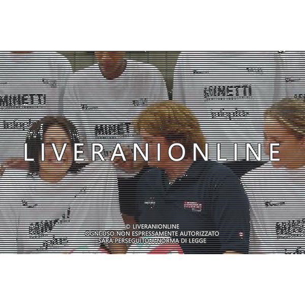Vicenza 18/08/2005 Presentazione Minetti Vicenza Volley femminile 2005/2006 nella foto takahashi miyuki nuova giocatrice giapponese con benelli manuela allenatore ph filippo venezia-ag aldo liverani