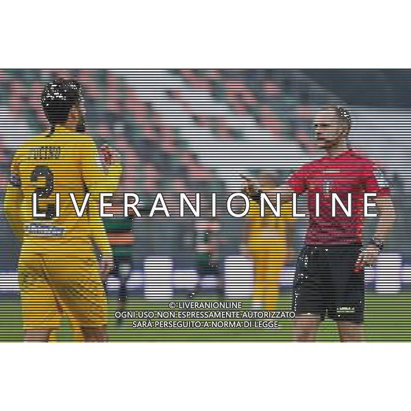 Venezia vs Ascoli - Italian Football Championship League BKT 2020/2021, 28 November 2020 Pier Luigi Penzo stadium, Venice, Italy Photo showing: the referee of the match Daniel Amabile talks to Raffaele Pucino (Ascoli) @LM/Ettore Griffoni/ AGENZIA ALDO LIVERANI SAS