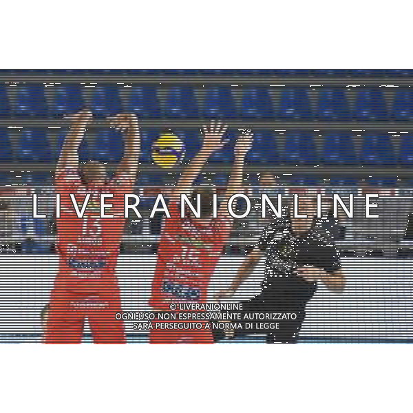 Cucine Lube Civitanova vs NBV Verona - Volleyball Italian Serie A Men Superleague Championship 2020/2021, 28 November 2020 Palasport Eurosuole Forum, civitanova marche, Italy Photo showing: Spike of Jaeschke Thomas (Nbv Verona) on block of Simon Robertlandy (Cucine Lube Civitanova) De Cecco Luciano (Cucine Lube Civitanova) @LM/Roberto Bartomeoli AG ALDO LIVERANI SAS