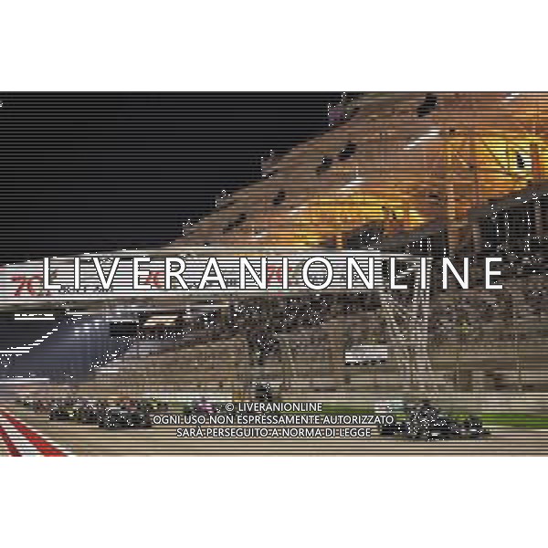 Lewis Hamilton (GBR) Mercedes AMG F1 W11 leads at the start of the race. 29.11.2020. Formula 1 World Championship, Rd 15, Bahrain Grand Prix, Sakhir, Bahrain, Race Day. - www.xpbimages.com, EMail: requests@xpbimages.com © Copyright: Bearne / XPB Images / AGENZIA ALDO LIVERANI SAS - ITALY ONLY EDITORIAL USE ONLY