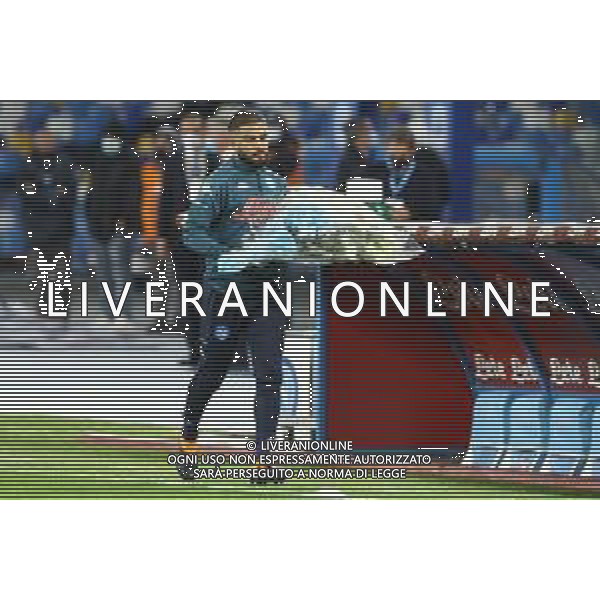 29-11-20120 NAPOLI CAMPIONATO DI CALCIO SERIE A NAPOLI ROMA NELLA FOTO: INSIGNE METTE I FIORI SOTTO LA CURVA PER MARADONA DIEGO FOTO MOSCA AG.LIVERANI