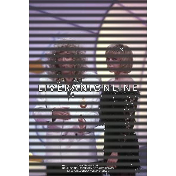 LORELLA CUCCARINI, ballerina e conduttrice italiana. Nella foto nel 1990 trasmissione televisiva \' PAPERISSIMA \' con Ezio Greggio ©ARCHIVIO/AGENZIA ALDO LIVERANI SAS