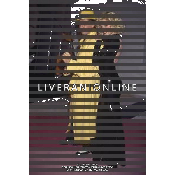 LORELLA CUCCARINI, ballerina e conduttrice italiana. Nella foto nel 1991 trasmissione televisiva \' PAPERISSIMA \' con Ezio Greggio nella parodia di Dick Tracy ©ARCHIVIO/AGENZIA ALDO LIVERANI SAS