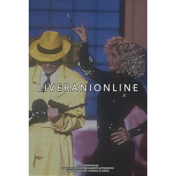 LORELLA CUCCARINI, ballerina e conduttrice italiana. Nella foto nel 1991 trasmissione televisiva \' PAPERISSIMA \' con Ezio Greggio nella parodia di Dick Tracy ©ARCHIVIO/AGENZIA ALDO LIVERANI SAS