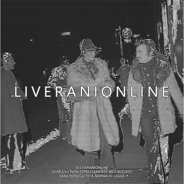 RETROSPETTIVA SYLVA KOSCINA ATTRICE NELLA FOTO SYLVA KOSCINA A MILANO CON ROBERTO CHIAPPA NELL\'ANNO 1975 AG ALDO LIVERANI SAS  