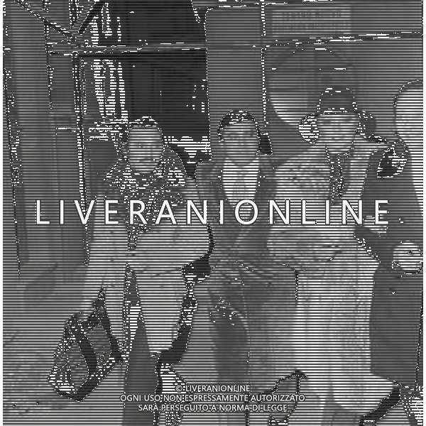 RETROSPETTIVA SYLVA KOSCINA ATTRICE NELLA FOTO SYLVA KOSCINA A MILANO CON ROBERTO CHIAPPA NELL\'ANNO 1975 AG ALDO LIVERANI SAS  