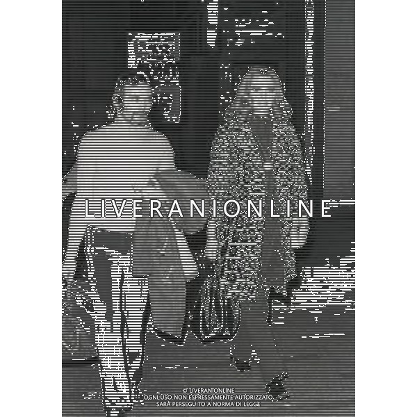 RETROSPETTIVA SYLVA KOSCINA ATTRICE NELLA FOTO SYLVA KOSCINA CON IL COMPAGNO ROBERTO CHIAPPA A MILANO NELL\'ANNO 1972 AG ALDO LIVERANI SAS 