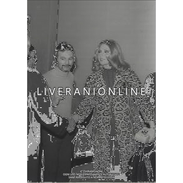 RETROSPETTIVA SYLVA KOSCINA ATTRICE NELLA FOTO SYLVA KOSCINA CON L\'AMICO ROBERTO CHIAPPA A MILANO NELL\'ANNO 1972 AG ALDO LIVERANI SAS  