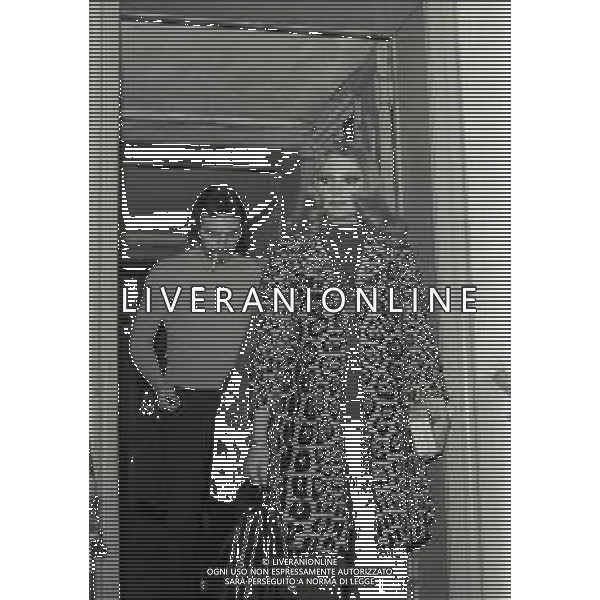 RETROSPETTIVA SYLVA KOSCINA ATTRICE NELLA FOTO SYLVA KOSCINA CON L\'AMICO ROBERTO CHIAPPA A MILANO NELL\'ANNO 1972 AG ALDO LIVERANI SAS  