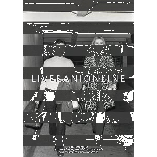 RETROSPETTIVA SYLVA KOSCINA ATTRICE NELLA FOTO SYLVA KOSCINA CON L\'AMICO ROBERTO CHIAPPA A MILANO NELL\'ANNO 1972 AG ALDO LIVERANI SAS 