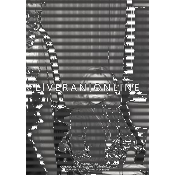 RETROSPETTIVA SYLVA KOSCINA ATTRICE NELLA FOTO SYLVA KOSCINA CON L\'AMICO ROBERTO CHIAPPA A MILANO NELL\'ANNO 1972 AG ALDO LIVERANI SAS  