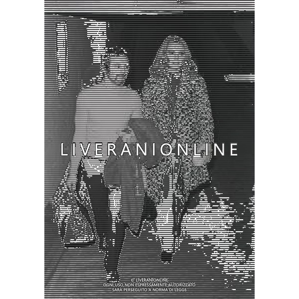 RETROSPETTIVA SYLVA KOSCINA ATTRICE NELLA FOTO SYLVA KOSCINA CON L\'AMICO ROBERTO CHIAPPA A MILANO NELL\'ANNO 1972 AG ALDO LIVERANI SAS 