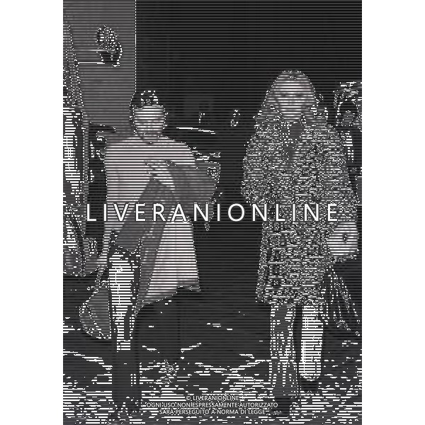 RETROSPETTIVA SYLVA KOSCINA ATTRICE NELLA FOTO SYLVA KOSCINA CON L\'AMICO ROBERTO CHIAPPA A MILANO NELL\'ANNO 1972 AG ALDO LIVERANI SAS 
