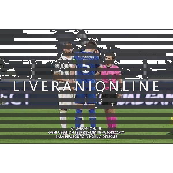 Torino 02.12.2020 Stadio Allianz Stadium ©Viganti/Agenzia Aldo Liverani Juventus vs Dinamo Kiev Champions League 2020/2021 Gruppo G Giornata 5 di 6 Nella foto: l\'arbitro stephanie frappart con leonardo bonucci e serhiy sydorchuk ©Viganti / AGENZIA ALDO LIVERANI SAS