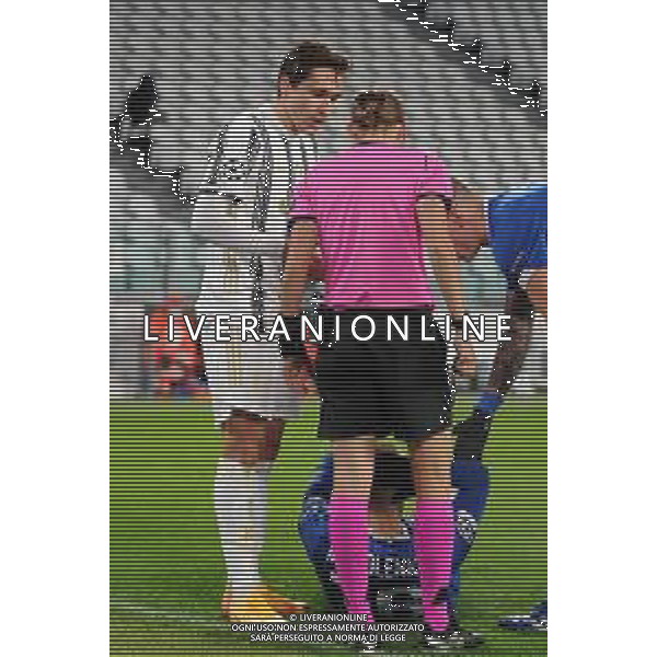 Torino 02.12.2020 Stadio Allianz Stadium ©Viganti/Agenzia Aldo Liverani Juventus vs Dinamo Kiev Champions League 2020/2021 Gruppo G Giornata 5 di 6 Nella foto: federico chiesa e l\'arbitro stephanie frappart ©Viganti / AGENZIA ALDO LIVERANI SAS