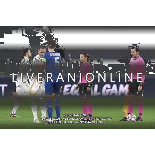 Torino 02.12.2020 Stadio Allianz Stadium ©Viganti/Agenzia Aldo Liverani Juventus vs Dinamo Kiev Champions League 2020/2021 Gruppo G Giornata 5 di 6 Nella foto: stephanie frappart primo arbitro donna in champions league con leonardo bonucci e serhiy sydorchuk ©Viganti / AGENZIA ALDO LIVERANI SAS