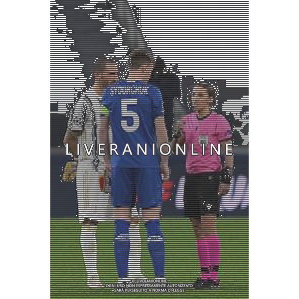 Torino 02.12.2020 Stadio Allianz Stadium ©Viganti/Agenzia Aldo Liverani Juventus vs Dinamo Kiev Champions League 2020/2021 Gruppo G Giornata 5 di 6 Nella foto: stephanie frappart primo arbitro donna in champions league con leonardo bonucci e serhiy sydorchuk ©Viganti / AGENZIA ALDO LIVERANI SAS