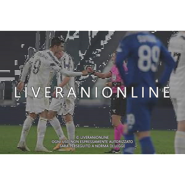 Torino 02.12.2020 Stadio Allianz Stadium ©Viganti/Agenzia Aldo Liverani Juventus vs Dinamo Kiev Champions League 2020/2021 Gruppo G Giornata 5 di 6 Nella foto: stephanie frappart primo arbitro donna in champions league saluta alvaro morata a fine gara ©Viganti / AGENZIA ALDO LIVERANI SAS