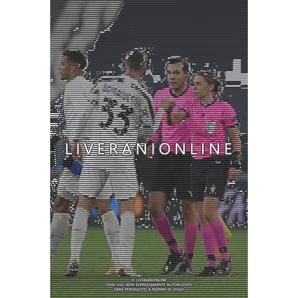 Torino 02.12.2020 Stadio Allianz Stadium ©Viganti/Agenzia Aldo Liverani Juventus vs Dinamo Kiev Champions League 2020/2021 Gruppo G Giornata 5 di 6 Nella foto: stephanie frappart primo arbitro donna in champions league saluta federico bernardeschi a fine gara ©Viganti / AGENZIA ALDO LIVERANI SAS