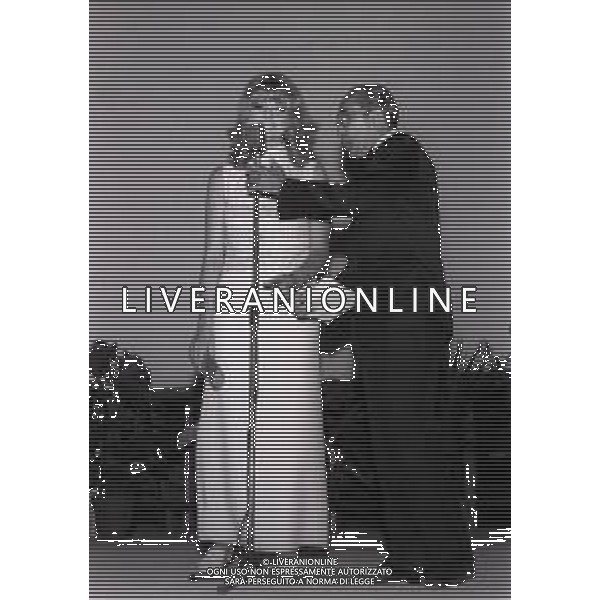 RETROSPETTIVA SYLVA KOSCINA ATTRICE NELLA FOTO SYLVA KOSCINA NELL\'ANNO 1970 A MESSINA AL PREMIO DONATELLO D\'ORO CON LELLO BERSANI AG ALDO LIVERANI SAS   