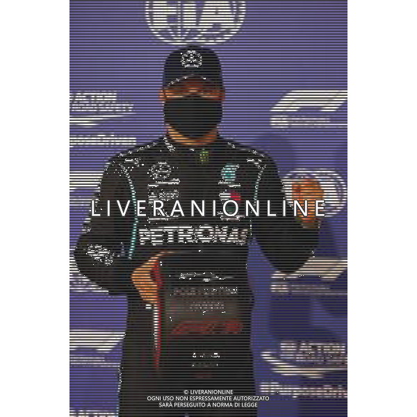 Valtteri Bottas (FIN) Mercedes AMG F1 celebrates with the Pirelli Pole Position Award in qualifying parc ferme. 05.12.2020. Formula 1 World Championship, Rd 16, Sakhir Grand Prix, Sakhir, Bahrain, Qualifying Day. - www.xpbimages.com, EMail: requests@xpbimages.com © Copyright: FIA Pool Image for Editorial Use Only/AGENZIA ALDO LIVERANI SAS - ITALY ONLY EDITORIAL USE ONLY