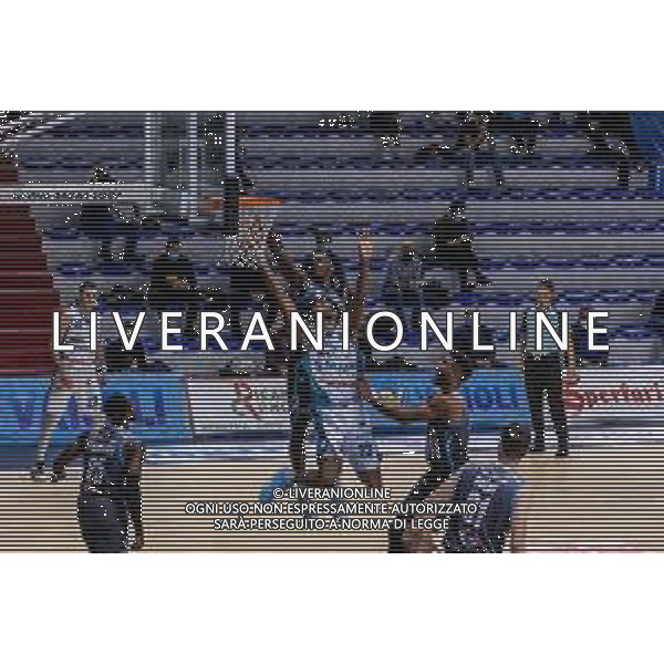 LiveMedia/Matteo Casoni Vanoli Basket Cremona vs Acqua S.Bernardo Cantu - Campionato di Basket Serie A 2020/2021, 09 dicembre 2020 Cremona, Italia Nella foto: Stoppata di Jarvis Williams della Vanoli Cremona ai danni di Jordan Bayehe della Acqua S. Bernardo Cantu @LM/Matteo Casoni/ AGENZIA ALDO LIVERANI SAS
