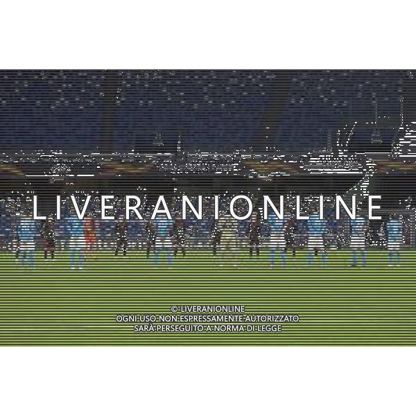 NAPOLI - REAL SOCIEDAD UEFA EUROPA LEAGUE 10.12.2020 NELLA FOTO I GIOCATORI A CENTRO CAMPO DURANTE IL MINUTO DI SILENZIO PER LA MORTE DI PAOLO ROSSI ©MOSCA/AGENZIA ALDO LIVERANI SAS