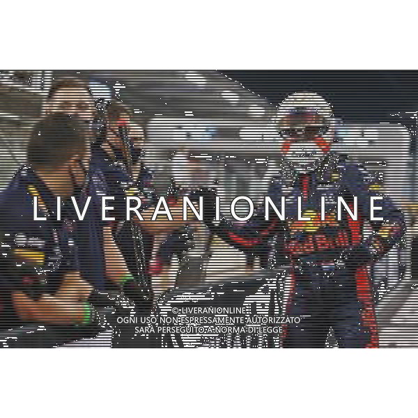 Max Verstappen (NLD) Red Bull Racing celebrates his pole position in qualifying parc ferme with the team. 12.12.2020. Formula 1 World Championship, Rd 17, Abu Dhabi Grand Prix, Yas Marina Circuit, Abu Dhabi, Qualifying Day. - www.xpbimages.com, EMail: requests@xpbimages.com © Copyright: Moy / XPB Images/AGENZIA ALDO LIVERANI SAS - ITALY ONLY EDITORIAL USE ONLY