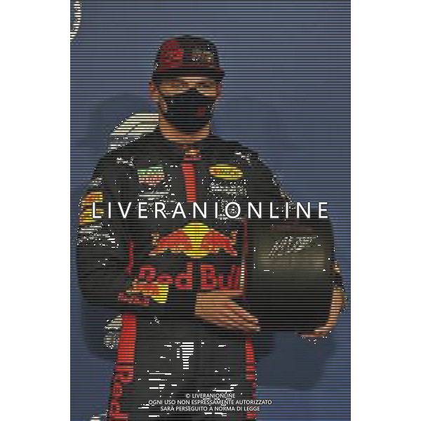 Max Verstappen (NLD) Red Bull Racing celebrates with the Pirelli Pole Position Award in qualifying parc ferme. 12.12.2020. Formula 1 World Championship, Rd 17, Abu Dhabi Grand Prix, Yas Marina Circuit, Abu Dhabi, Qualifying Day. - www.xpbimages.com, EMail: requests@xpbimages.com © Copyright: Moy / XPB Images/AGENZIA ALDO LIVERANI SAS - ITALY ONLY EDITORIAL USE ONLY