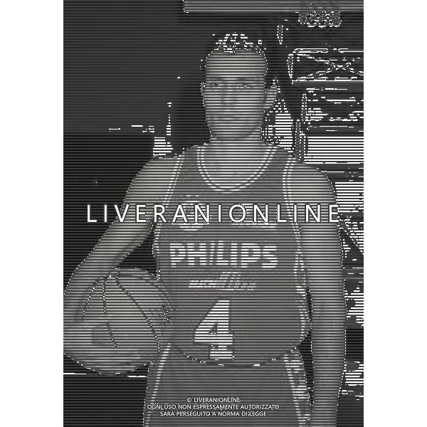 RETROSPETTIVA ALEKSANDAR DJORDJEVIC BASKET NELLA FOTO ALEKSANDAR DJORDJEVIC CON LA MAGLIA DELLA PHILIPS MILANO BASKET NELL\'ANNO 1992-1993 AG ALDO LIVERANI SAS