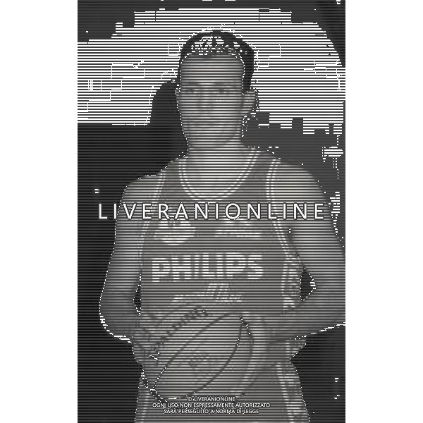 RETROSPETTIVA ALEKSANDAR DJORDJEVIC BASKET NELLA FOTO ALEKSANDAR DJORDJEVIC CON LA MAGLIA DELLA PHILIPS MILANO BASKET NELL\'ANNO 1992-1993 AG ALDO LIVERANI SAS