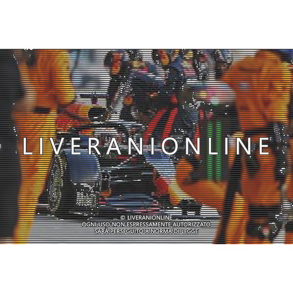 Max Verstappen (NLD) Red Bull Racing RB16 makes a pit stop. 13.12.2020. Formula 1 World Championship, Rd 17, Abu Dhabi Grand Prix, Yas Marina Circuit, Abu Dhabi, Race Day. - www.xpbimages.com, EMail: requests@xpbimages.com © Copyright: Charniaux / XPB Images/AGENZIA ALDO LIVERANI SAS - ITALY ONLY EDITORIAL USE ONLY
