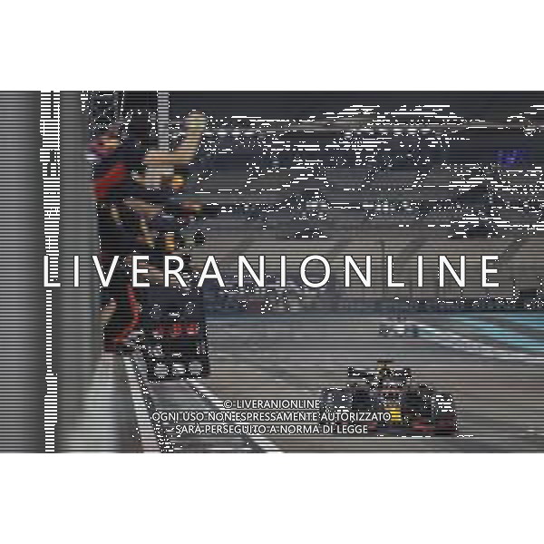 Race winner Max Verstappen (NLD) Red Bull Racing RB16 celebrates as he passes the team at the end of the race. 13.12.2020. Formula 1 World Championship, Rd 17, Abu Dhabi Grand Prix, Yas Marina Circuit, Abu Dhabi, Race Day. - www.xpbimages.com, EMail: requests@xpbimages.com © Copyright: Charniaux / XPB Images/AGENZIA ALDO LIVERANI SAS - ITALY ONLY EDITORIAL USE ONLY