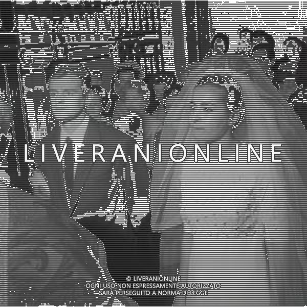 RETROSPETTIVA SERGIO ENDRIGO CANTANTE NELLA FOTO SERGIO ENDRIGO MATRIMONIO CON LA MOGLIE MARIA GIULIA BARTOLOCCI A MONTELUCO IL GIORNO 11-06-1963 AG ALDO LIVERANI SAS