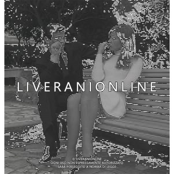 RETROSPETTIVA SERGIO ENDRIGO CANTANTE NELLA FOTO SERGIO ENDRIGO CON LA MOGLIE MARIA GIULIA BARTOLOCCI A SANREMO NELL\'ANNO 1966 AG ALDO LIVERANI SAS 