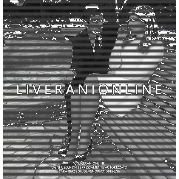 RETROSPETTIVA SERGIO ENDRIGO CANTANTE NELLA FOTO SERGIO ENDRIGO CON LA MOGLIE MARIA GIULIA BARTOLOCCI A SANREMO NELL\'ANNO 1966 AG ALDO LIVERANI SAS 