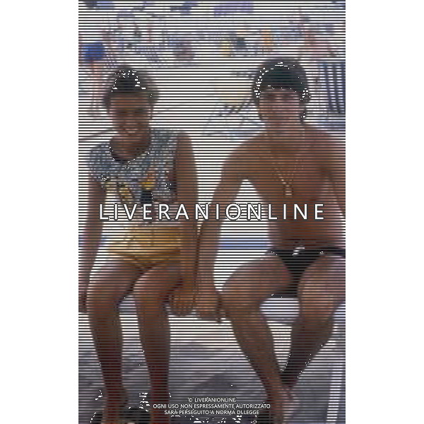 PAOLO ROSSI CALCIATORE ITALIANO - RETROSPETTIVA NELLA FOTO AL MARE IN SPIAGGIA CON LA PRIMA MOGLIE SIMONETTA RIZZATO NEL 1982 ©ARCHIVIO AGENZIA ALDO LIVERANI SAS