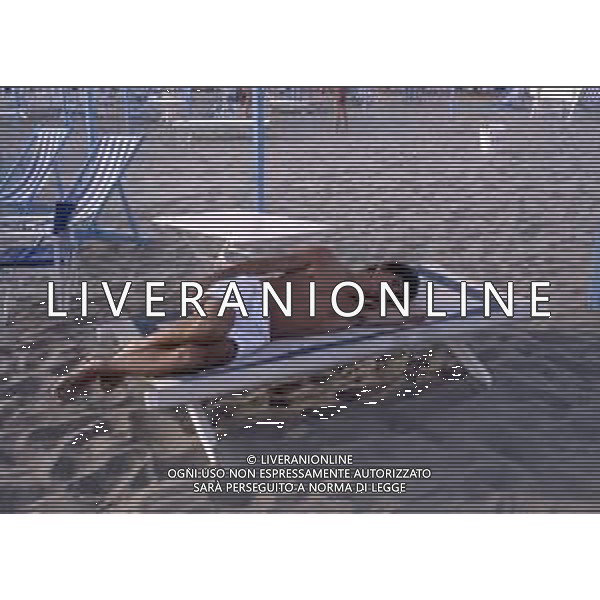 PAOLO ROSSI CALCIATORE ITALIANO - RETROSPETTIVA NELLA FOTO AL MARE IN SPIAGGIA ©ARCHIVIO AGENZIA ALDO LIVERANI SAS